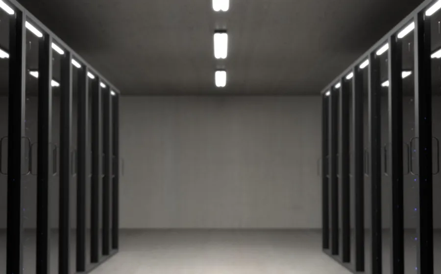 Baie informatique et serveurs en salle technique